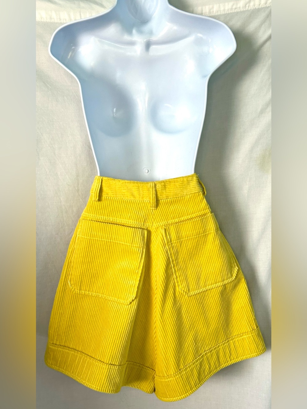 Oscar de la Renta Retro Yellow Corduroy High Waist Shorts, Size 8 - Picture 8 of 13